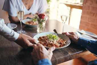 食物服务<strong>酒</strong>夫妇表格热情好客服务员餐厅午餐咖啡馆工人板意大利面男人。<strong>女人</strong>日期周年纪念日婚姻细餐厅咖啡馆