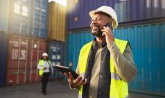 物流航运建设工人电话平板电脑船厂运输工程师智能手机交付运费国际分布业务容器院子里