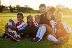 足球团队孩子们体育场教练培训足球事件学习体育运动肖像老师健身学生微笑快乐伙伴关系竞争