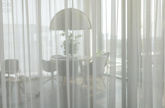 咖啡馆表格椅子白色透明的窗帘