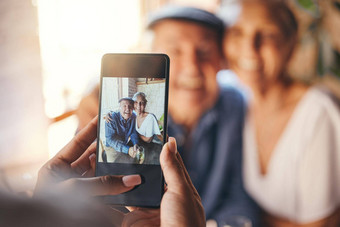 观点电话女人采取图片夫妇餐厅爱微笑上了年纪的浪漫的退休夫妇拥抱人采取照片快乐记忆移动社会媒体帖子