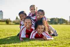 足球培训孩子们体育场足球游戏锻炼有氧运动肖像女孩孩子们运动员集团球员微笑伙伴关系团队合作体育运动学校