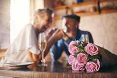 爱庆祝活动玫瑰夫妇婚姻周年纪念日香槟烤面包浪漫的快乐有爱心的高级人的关系承诺享受亲密的日期