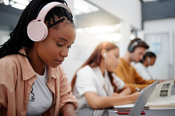 教育耳机黑色的女人大学移动PC打字笔记研究测试学习大学女听音乐教育播客广播工作项目