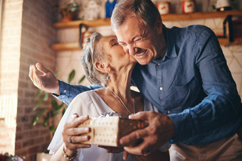 上了年纪的夫妇快乐礼物惊喜吻脸首页男人。女人退休显示爱浪漫幸福给现在周年纪念日生日母亲一天