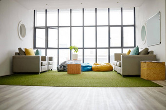 财产室内真正的房地产生活房间现代设计Zen<strong>大气</strong>明亮的展厅窗口安慰时髦的放松空生活空间舒适的家具舒适的空间