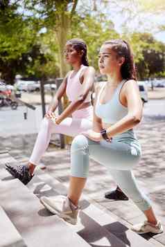 健身锻炼朋友伸展运动锻炼步骤强大的心态城市动机培训有氧运动例程集中女士们成键早....运行在户外