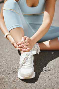 体育受伤健身脚踝疼痛锻炼运行培训肌肉联合女人风险伤害手运动员持有破碎的腿骨坏瘀伤街