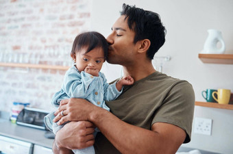 并发症状婴儿成键父亲首页吻感情有爱心的父特殊的婴儿爱家庭孩子们亚洲父拥抱新生儿残疾