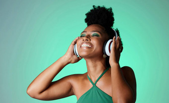 工作室快乐黑色的女人耳机音乐玩牙买加跳舞大厅雷鬼音乐广播音频播放列表自由年轻的非洲女孩享受听有趣的流媒体听起来