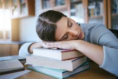 睡觉累了乏力学生书研究大学考试学习知识图书馆教育工作空间英语文学大学女人倦怠学校研究