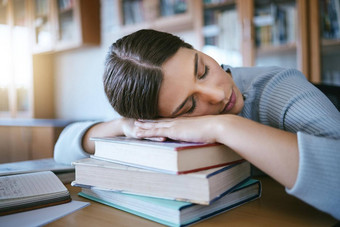 睡觉累了<strong>乏力</strong>学生书研究大学考试学习知识图书馆教育工作空间英语文学大学女人倦怠学校研究