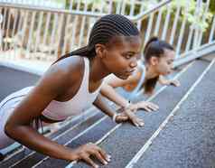 健身锻炼锻炼女孩朋友户外城市步骤强度耐力培训体育健康健康年轻的女朋友锻炼城市