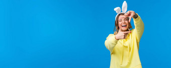 假期传统庆祝活动概念快乐有魅力的年轻的金发碧眼的女孩纹身手臂搜索角拍摄捕获时刻笑帧穿兔子耳朵