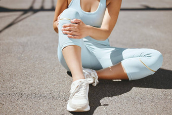 体育受伤膝盖疼痛健身女人坐着停机坪上路按摩腿骨质疏松症纤维肌痛症健康累了女整形关节炎锻炼问题
