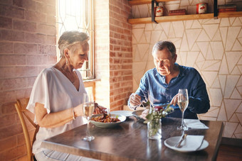 食物日期高级夫妇吃细餐厅餐厅午餐表格上了年纪的男人。女人晚餐婚姻咖啡馆咖啡商店退休爱