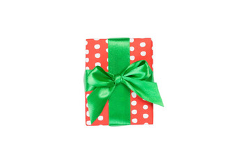 <strong>圣诞</strong>节假期手工制作的现在红色的纸绿色丝带孤立的白色背景前视图<strong>感恩</strong>节礼物盒子概念