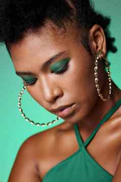 美绿色时尚化妆黑色的女人工作室墙背景眼睛影子珠宝脸化妆品配件有吸引力的年轻的女摆姿势风格