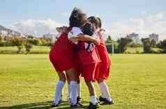 孩子们足球团队挤作一团体育集团足球场庆祝活动目标赢得团队合作竞争匹配在户外青年孩子们女孩比赛