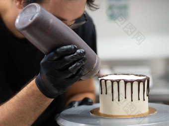 蛋糕设计师滴玻璃巧克力巧克力酱奶油白色光滑的蛋糕