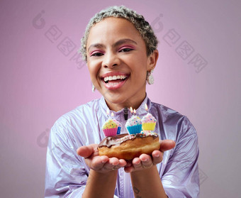 生日蛋糕聚会，派对黑色的女人粉红色的背景快乐女孩生日庆祝活动蛋糕手蛋糕蜡烛庆祝女孩微笑庆祝特殊的事件非洲
