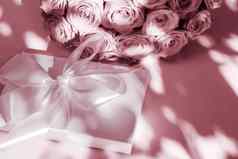 奢侈品假期丝绸礼物盒子花束玫瑰脸红粉红色的背景浪漫的惊喜花生日情人节一天现在