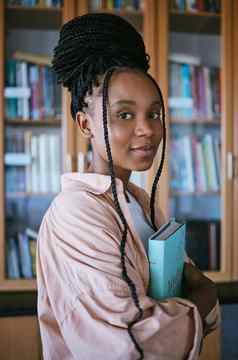 黑色的女人肖像大学学生图书馆校园学习研究大学教育巴西年轻的基因女孩阅读书架上考试项目研究学术知识