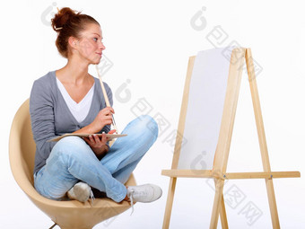 等待灵感罢工工作室拍摄年轻的女艺术家坐着椅子空白帆布
