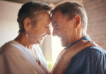 爱快乐笑上了年纪的夫妇拥抱债券首页快乐的分享有趣的笑话幽默护理感情高级男人。女人享受退休好玩的有趣的