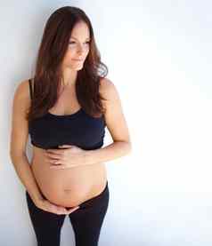 拥抱孕产妇本能准妈妈。持有怀孕了肚子