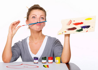 灵感硬工作室拍摄有吸引力的女人平衡油漆刷上唇