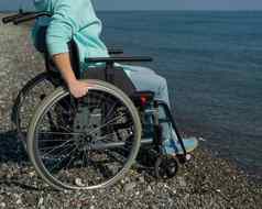 高加索人女人轮椅海滨特写镜头女手