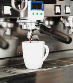 填充新鲜新鲜酿造咖啡倒咖啡机杯子