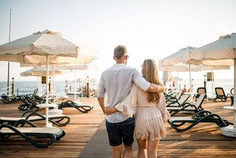 爱的夫妇休息海火鸡男人。女人码头海之旅度蜜月夫妇度蜜月旅行美丽的夫妇旅行世界快乐夫妇假期