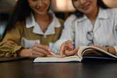 裁剪拍摄大学女人准备考试阅读书图书馆人知识教育概念