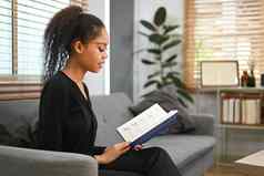 和平年轻的女人阅读最喜欢的文学沙发上支出休闲时间首页