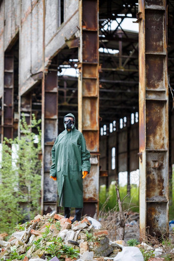 男人。保护面具保护服装检查危险区生态灾难危险的有毒区