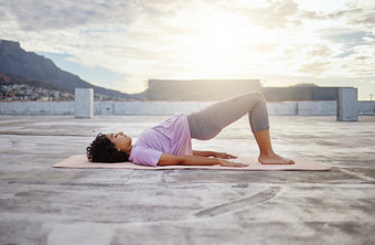 瑜伽女人伸展运动健康培训瑜伽席户外运动服装健康年轻的女女孩锻炼锻炼冥想健身放松平静焦点