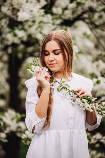 肖像<strong>金</strong>发的年轻的女人白雪公主衣服站开花<strong>苹果</strong>树女孩走盛开的<strong>苹果</strong>果园春天