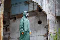 男人。保护面具保护服装检查危险区生态灾难危险的有毒区