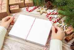 信包装礼物盒子卡片圣诞节信封信礼物圣诞节树分支机构圣诞节装饰前视图复制空间