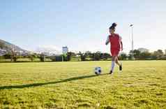 女孩运行草场足球健身踢足球年轻的孩子培训能源巴西强大的健康的孩子未来运动员锻炼目标玩户外体育游戏幸福