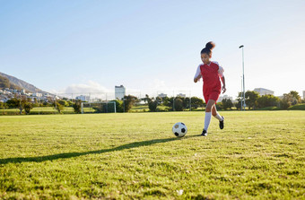 女孩运行草场足球健身踢足球年轻的孩子培训能源巴西强大的健康的孩子未来运动员锻炼目标<strong>玩</strong>户外<strong>体育游戏</strong>幸福