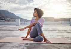 伸展运动瑜伽健康女人锻炼户外小镇城市锻炼健身平静人冥想地面锻炼普拉提培训健康的身体精神上的意识