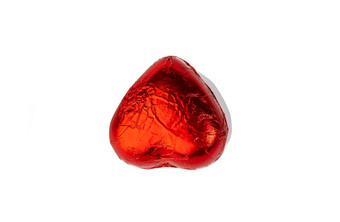 心形的糖果包装红色的箔孤立的白色背景
