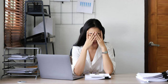 累了女员工持有头手电脑屏幕硬任务问题电脑软件强调疲惫女商人痛苦头疼感觉无聊