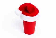 红色的纸杯红色的圣诞老人老人帽站白色背景