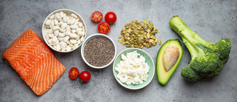 选择健康的食物产品人糖尿病大马哈鱼鱼西兰花鳄梨豆子蔬菜种子灰色背景健康的糖尿病饮食