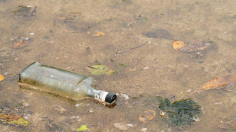 玻璃瓶水污染水的身体垃圾海河