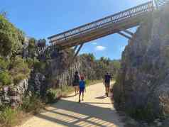 家庭徒步旅行自然公园葡萄牙父母孩子享受夏天假期自然